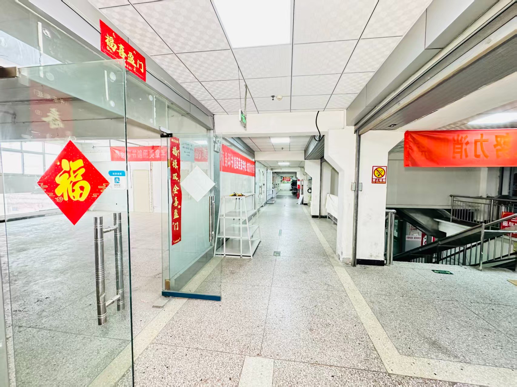 泉舜财富中心灵活办公空间，满足企业不同发展阶段需求 ✨ 商业配套完善，助力企业快速成长 ✨ AI产业资源链接，共建创新生态 ✨ 办公、展示、运营一体化空间  现在入驻，抢占AI产业发展新赛道！_COPY